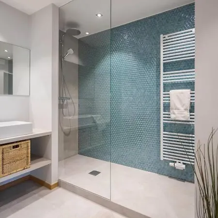 Renovated 2 Bedroom With Parking & Ac