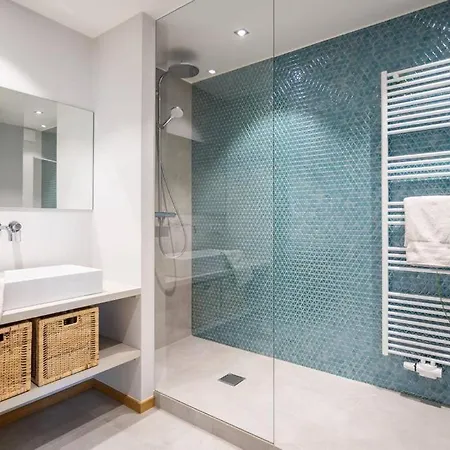 Renovated 2 Bedroom With Parking & Ac Apartment *