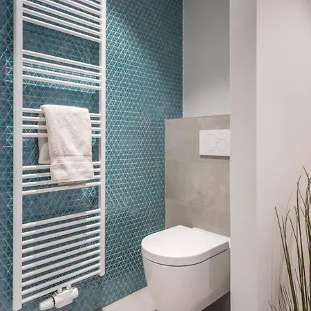 Renovated 2 Bedroom With Parking & Ac