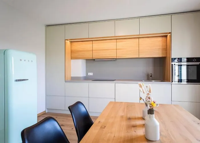 Renovated 2 Bedroom With Parking & Ac דירה לוקסמבורג