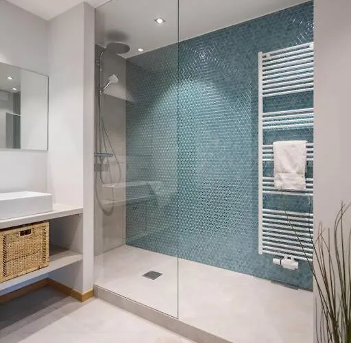 Renovated 2 Bedroom With Parking & Ac