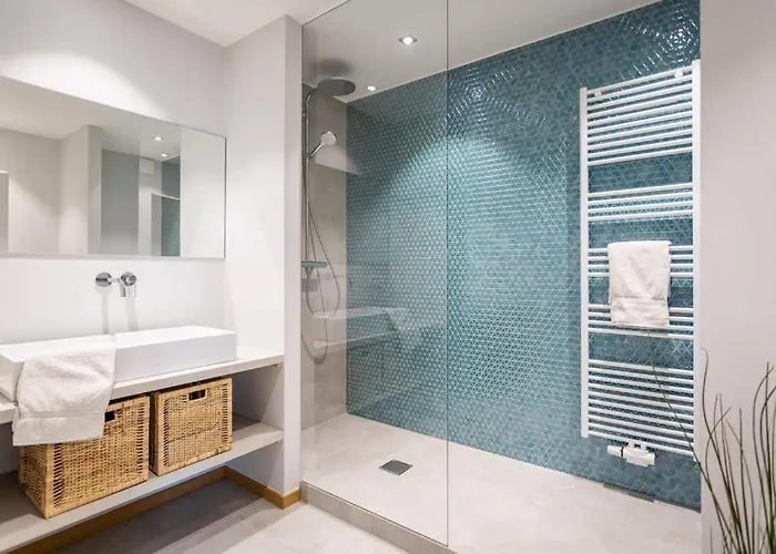 Renovated 2 Bedroom With Parking & Ac דירה *