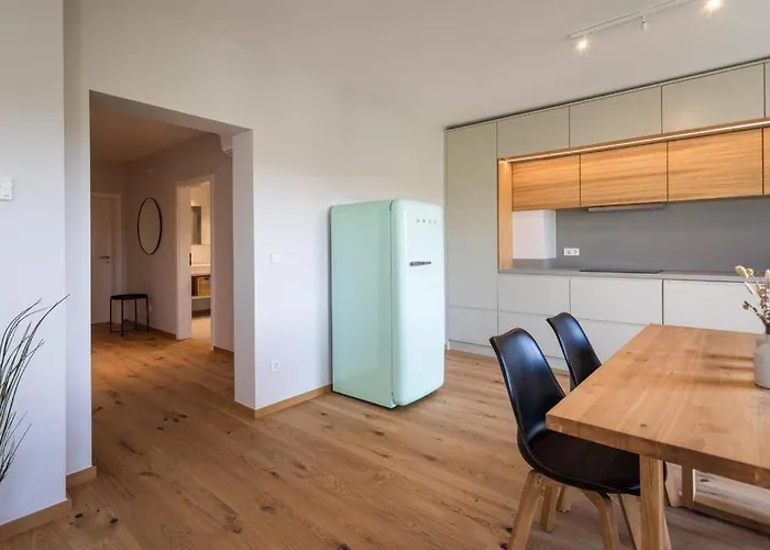 Renovated 2 Bedroom With Parking & Ac דירה לוקסמבורג