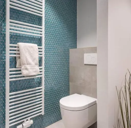 Renovated 2 Bedroom With Parking & Ac